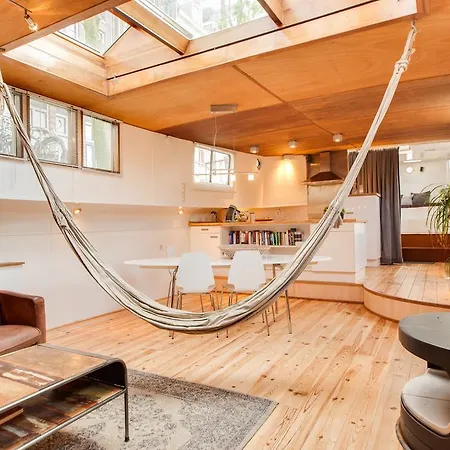 Montelbaan Houseboat *
