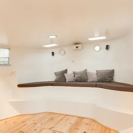 Montelbaan Houseboat *