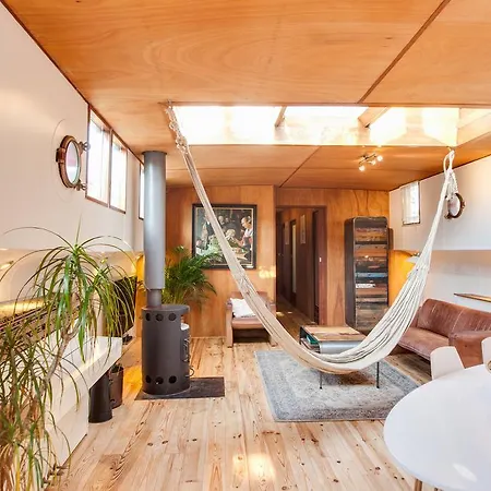 Montelbaan Houseboat * Amsterdam
