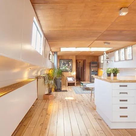 Montelbaan Houseboat