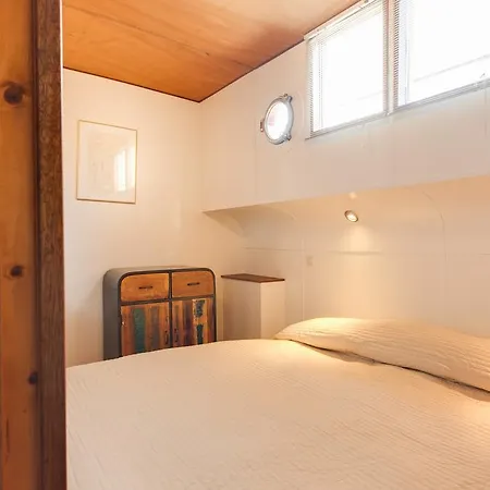 Montelbaan Houseboat *