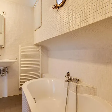 Montelbaan Houseboat Apartman *