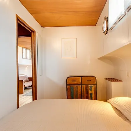 Montelbaan Houseboat Amsterdam
