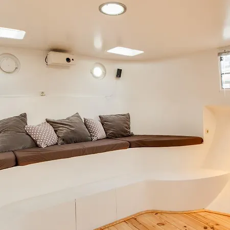 Montelbaan Houseboat Апартаменты